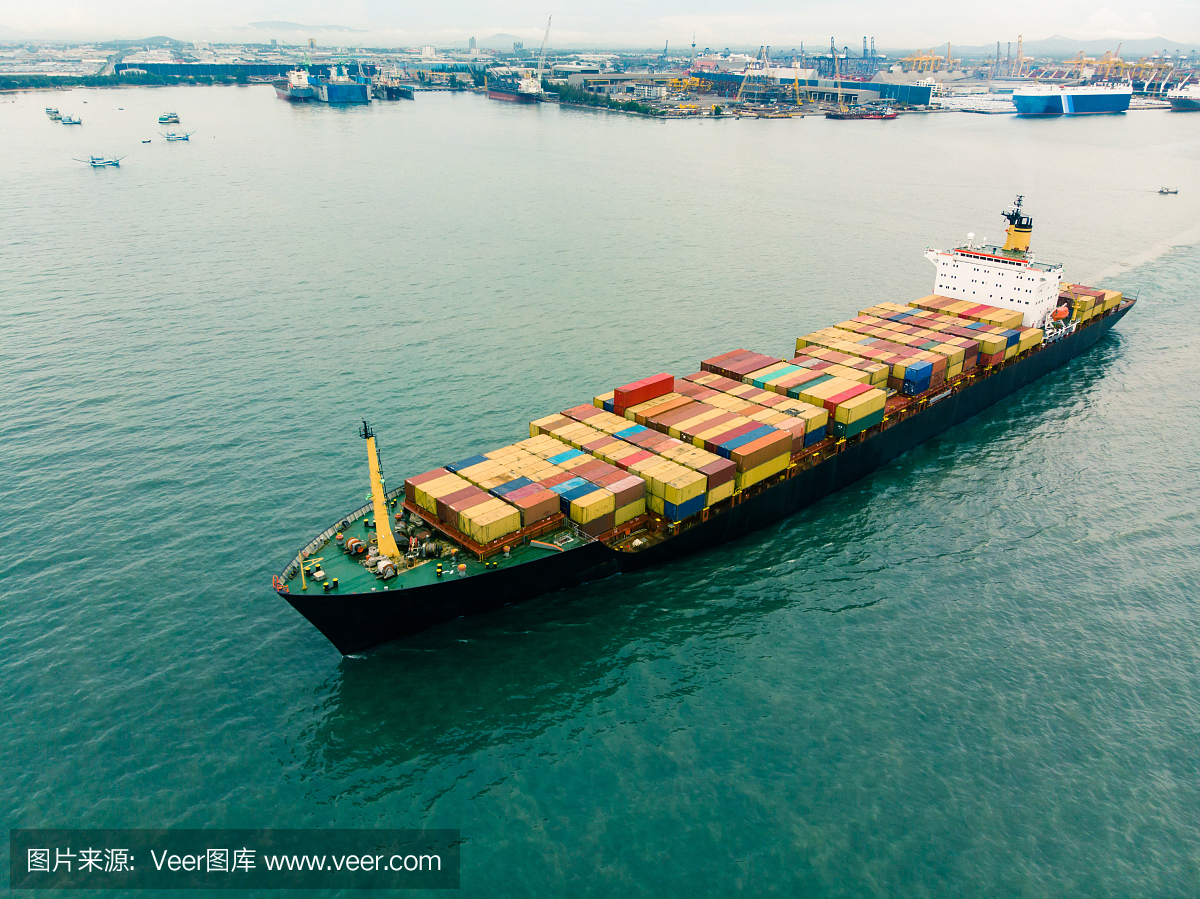 鲜活多彩的集装箱货船,商务国际贸易和集装箱物流进出口港,以国际港口/海运集装箱为理念。-无人机鸟瞰。