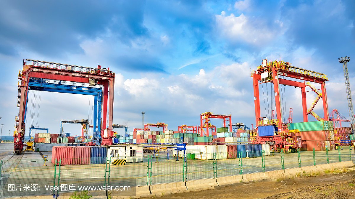 港口集装箱起重机的背景是蓝天白云
